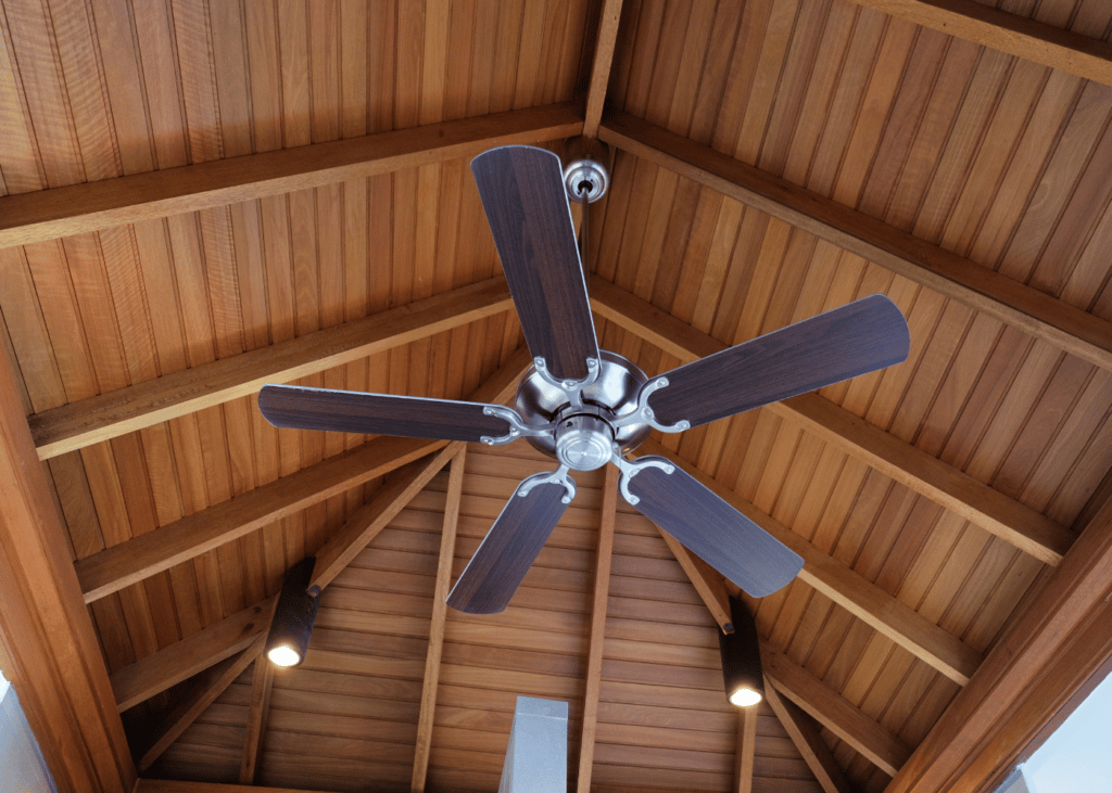 Ventilateur de plafond pour répartir la chaleur d'un poele à bois