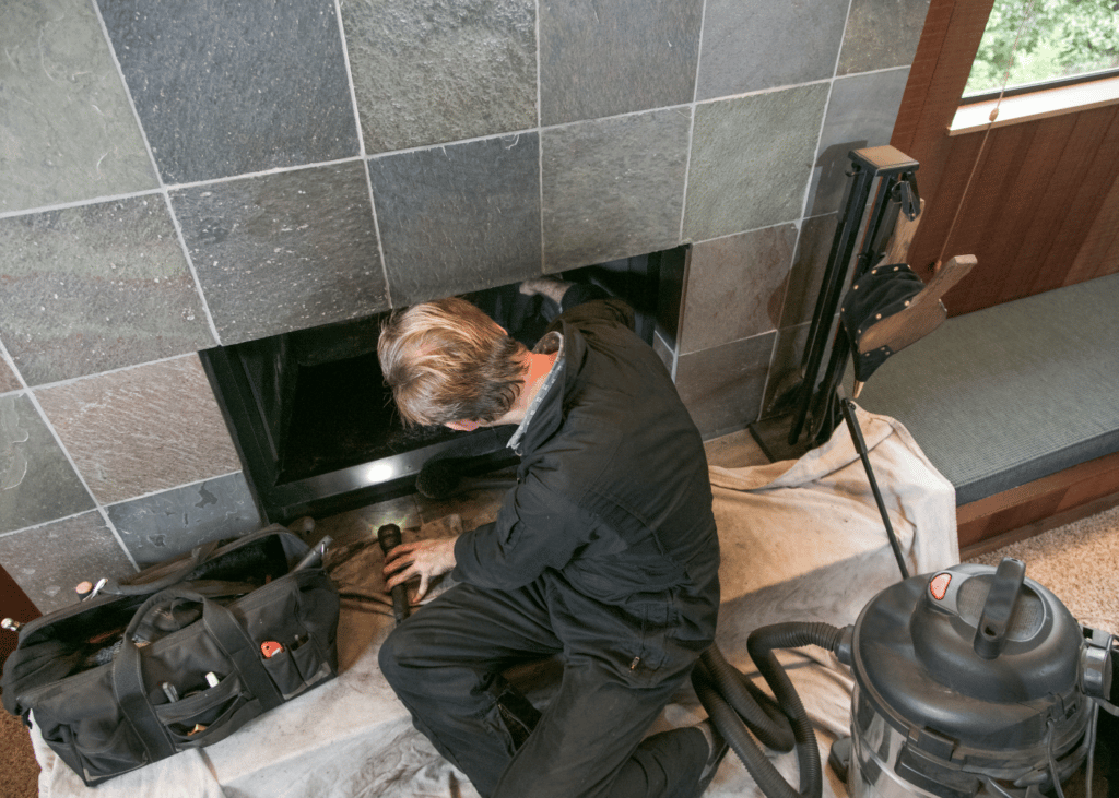 inspecter et entretenir le conduite de cheminée