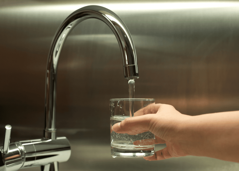 eau du robinet sans calcaire après être passée dans un adoucisseur d'eau
