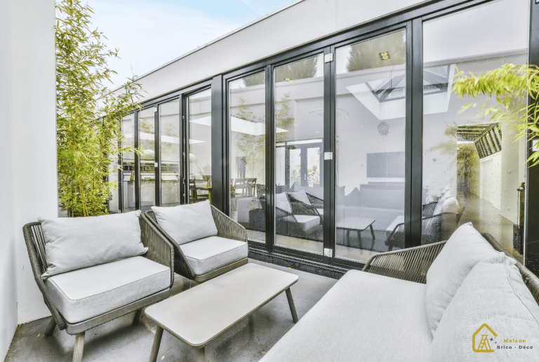 véranda grise dans une maison avec vue sur la terrasse