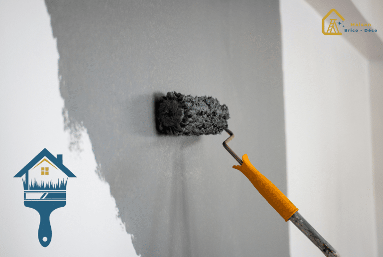 peintre qui applique une peinture intérieure dans la maison
