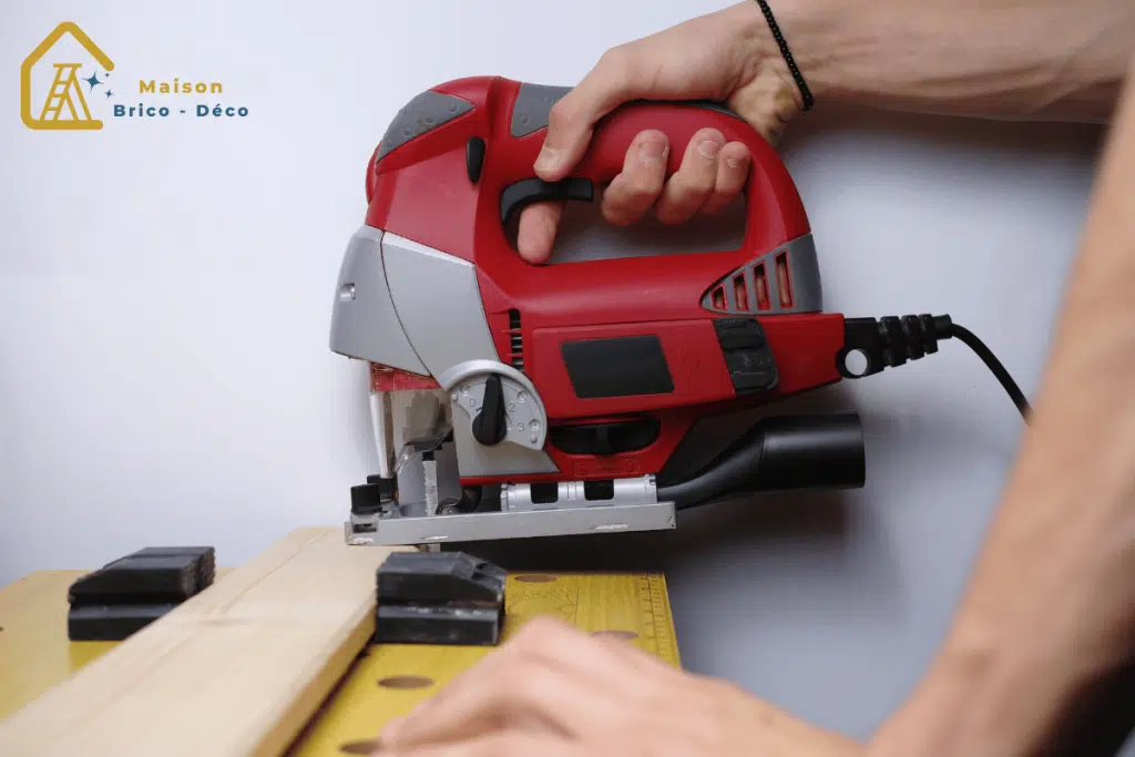 scie sauteuse qui coupe un morceau de bois